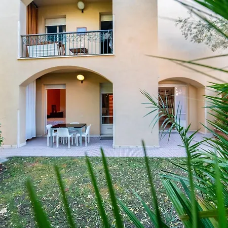 House With Garden Baia Dei Saraceni Apartment