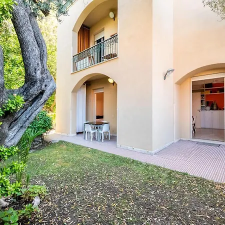 House With Garden Baia Dei Saraceni Apartment